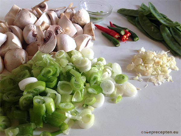Groenten snijden voordat ze in de tom yam kung soep kunnen.